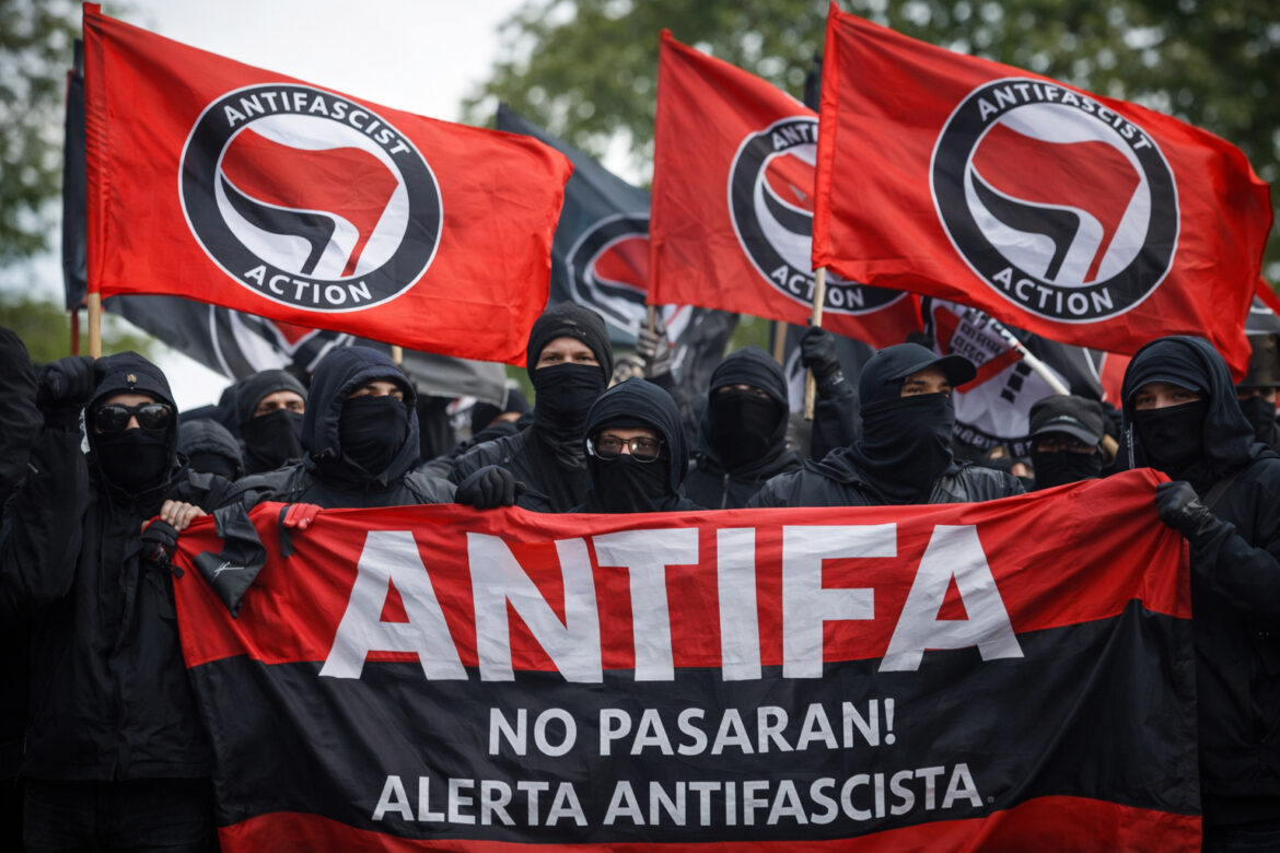 Antifa-Fahne bei einer Demonstration in Wien vor einer staatlich geförderten Kultureinrichtung.